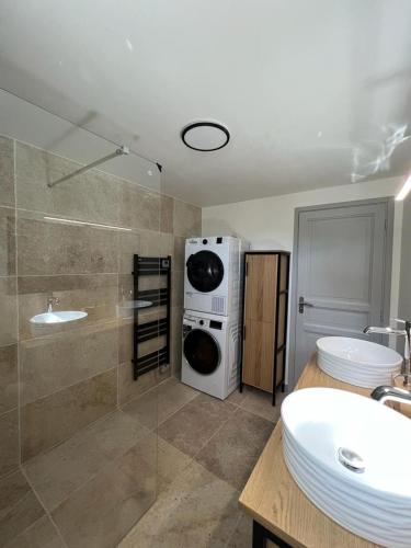 une salle de bain avec un lavabo et une machine à laver dans l'établissement Villa de Charme avec Piscine, Marseille, à Marseille