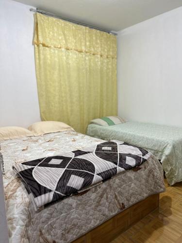 a bedroom with two beds and a window at Casa de Campo y Hospedaje Irma in Lunahuaná
