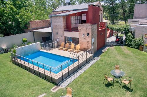 an overhead view of a swimming pool in a backyard at Las Cuatro Estaciones in Villa Cura Brochero