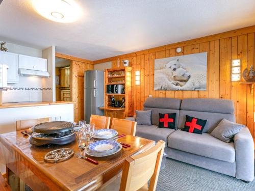 une cuisine et un salon avec une table et un canapé dans l'établissement Appartement coquet avec balcon, wifi, 2 pièces, Val-d'Isère - FR-1-694-367, à Val dʼIsère