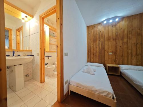 Bilik mandi di Hostdomus - Abete Apartment