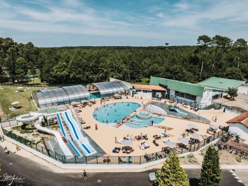 - une vue sur la grande piscine d'un complexe dans l'établissement LE COTTAGE VUE LAC-2 vélos-Village Vacances Nature de 70ha! avec piscines et animations, à Léon