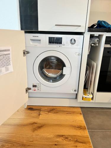 BinningenにあるGreen Basel Homeの洗濯乾燥機付きのキッチン