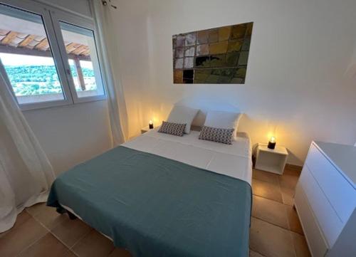 - une chambre avec un grand lit dans une pièce dotée de fenêtres dans l'établissement Résidence U Sognu, à Porto-Vecchio