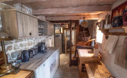 une cuisine avec des armoires en bois et un comptoir dans l'établissement Sous le passage, à La Flotte