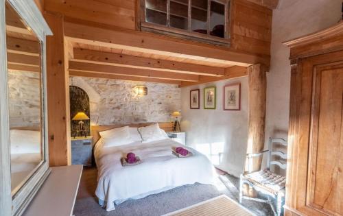 une chambre avec un grand lit blanc dans une pièce dans l'établissement Sous le passage, à La Flotte