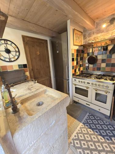 - une cuisine équipée d'une cuisinière four supérieur dans l'établissement Sous le passage, à La Flotte