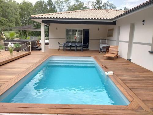 Kolam renang di atau dekat dengan Villa Donostia - Jacuzzi & piscine chauffée