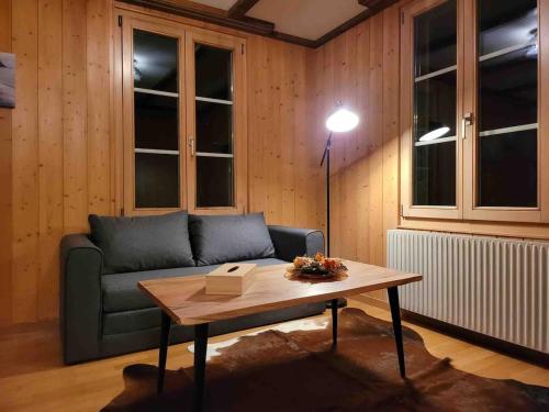 Mountain View Apartment in Leissigen by Interlaken的休息区