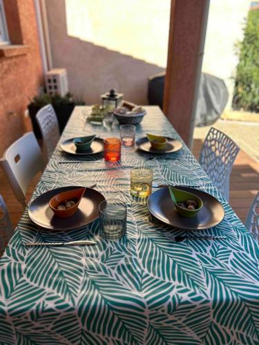 une table avec des assiettes et des bols de nourriture dans l'établissement A Torra Mare, à Cervione