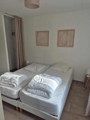 Katil atau katil-katil dalam bilik di Villa Donostia - Jacuzzi & piscine chauffée