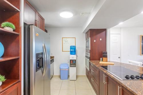 una cucina con frigorifero in acciaio inox di Maho Beach House - Ocean Suite - 2 Bedroom a Maho Reef
