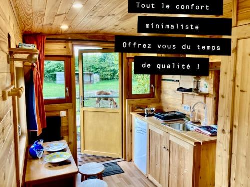 Η κουζίνα ή μικρή κουζίνα στο Vue Poneys, 40min Mt St Michel 30min Mer Draps Serviettes Baie Normandie Cottage