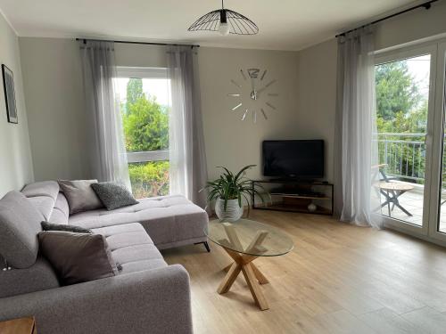 un soggiorno con un divano e una TV di Auszeit für Genießer am Mittelrhein, Koblenz a Coblenza