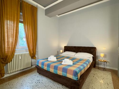 a bedroom with a bed with two towels on it at Casa di Romeo - Valpolicella in Negrar