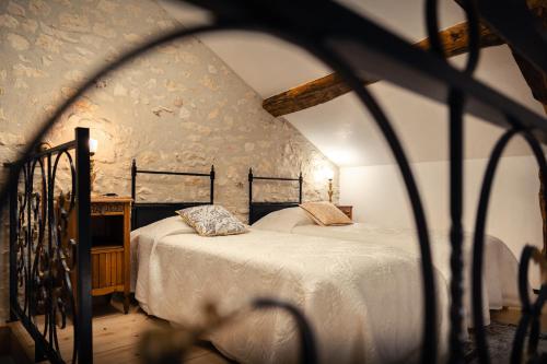 a bedroom with two beds in a attic at Ets CAPMASIL - chambre 1920 in Virac