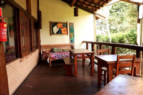 un portico di un ristorante con tavoli e sedie di Glamping Maresias a Maresias