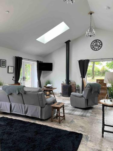 Ruang duduk di Stone barn rural location, with amazing views!