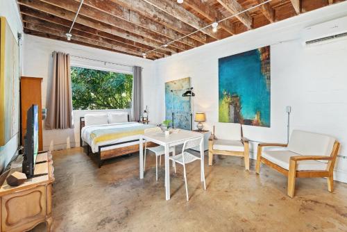 a bedroom with a bed and a table and chairs at Casa Coral in Miami
