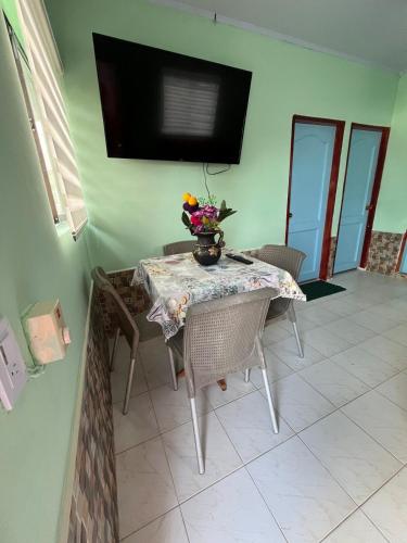 a table with a vase of flowers on it at Cabaña en tolú, Sucre, a unos pasos del mar in Puerto Viejo