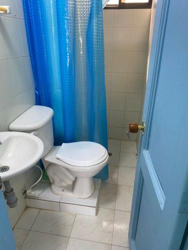 a bathroom with a toilet and a sink at Cabaña en tolú, Sucre, a unos pasos del mar in Puerto Viejo