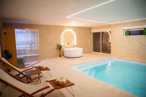 La salle de bains est pourvue d'une piscine et d'une baignoire. dans l'établissement Bonica Spa, Exceptionnel, piscine intérieure, spa, sauna et Parking privé, à Sallaumines