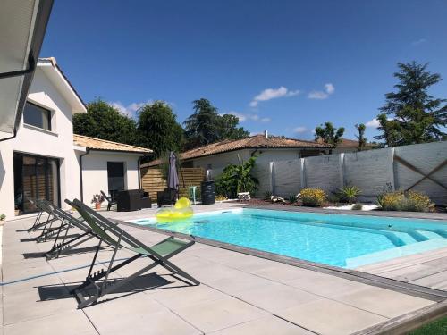 Photo de la galerie de l'établissement charmante maison pour des vacances idéales, à Le Barp