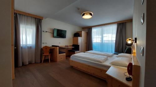 Postel nebo postele na pokoji v ubytování Hotel Cristallo