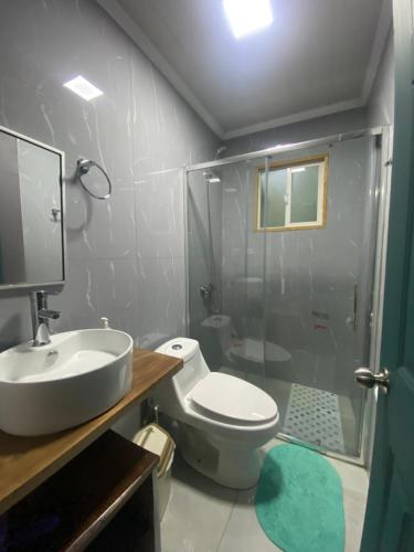 Ένα μπάνιο στο Cabaña Cunco Los Alamos a 300 metros del Centro