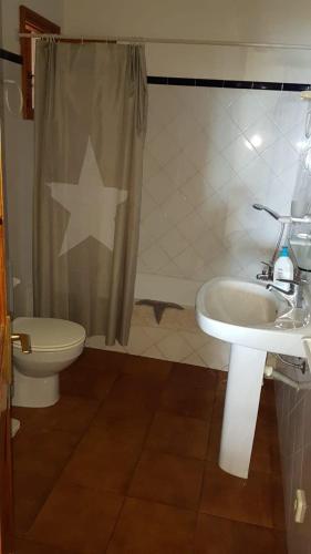 a bathroom with a toilet and a sink and a shower at Villa en Binebeca con vistas espectaculares in Binibeca