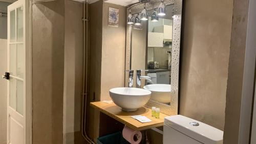 une salle de bain avec un lavabo et un miroir dans l'établissement ApartHotel Riviera - COCON BARILLERIE - Old Town - Promenade des Anglais, à Nice