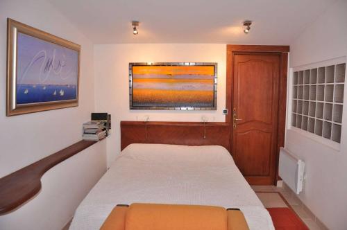 une petite chambre avec un lit et une fenêtre dans l'établissement Maison à 100m de la mer avec WIFI, place Ste-Anne à TREGASTEL - Réf 43, à Trégastel