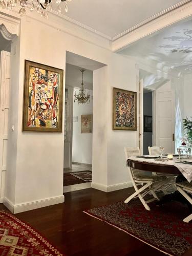 Small stylish room with comfortable queen-size bed in very large, beautifully decorated shared flat in the historic centre of Malaga