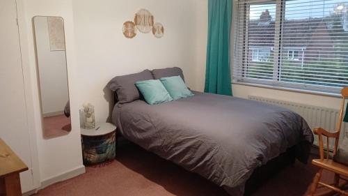 Katil atau katil-katil dalam bilik di 2 bed room house available with free parking