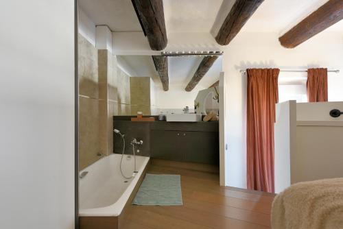 a bathroom with a bath tub and a sink at Vieux-Port Magnifique Appartement Loft in Marseille