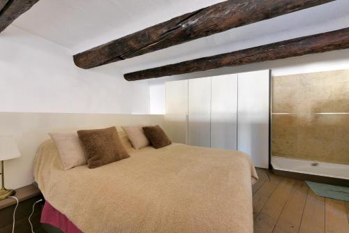 a bedroom with a large bed in a room at Vieux-Port Magnifique Appartement Loft in Marseille