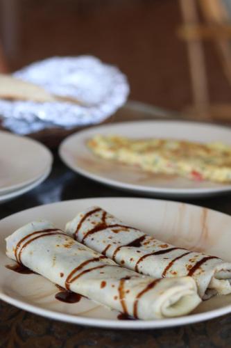een tafel met drie borden voedsel erop. bij Dwarka Beach Resort Goa in Cola