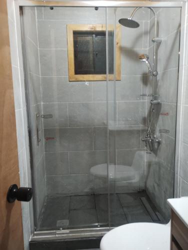a glass shower with a toilet in a bathroom at Cabañas Ruka lavken in El Malo