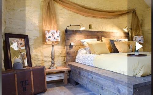 Postel nebo postele na pokoji v ubytování Glovers cottage private hot tub and super king