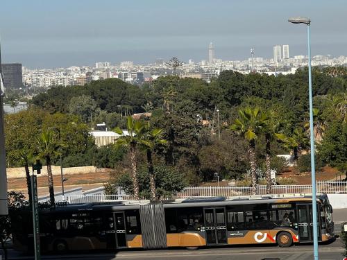 カサブランカにあるApartment busway nearshoreの路地裏の駐車場に停車するバス