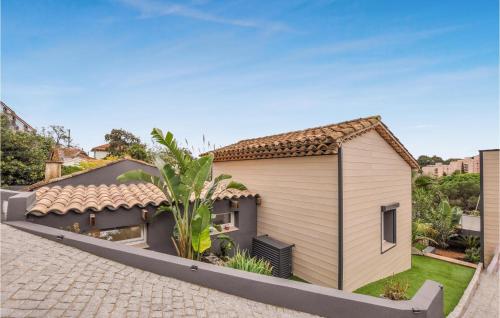 une image d'une maison dans l'établissement Awesome Home In Cavalaire-Sur-Mer, à Cavalaire-sur-Mer