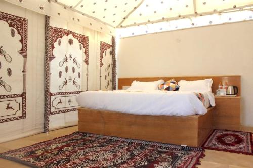 Postel nebo postele na pokoji v ubytování Golden Empire Desert Camp