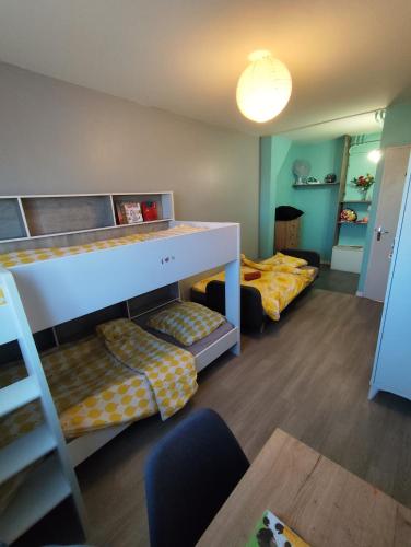 Cette chambre comprend des lits superposés et 2 lits. dans l'établissement Dijon Nobel, à Dijon