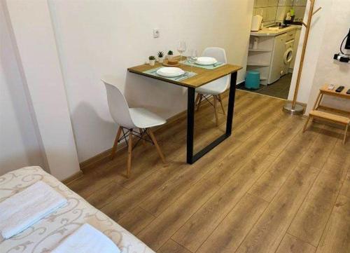 Habitación con mesa y sillas. en Cozy & fully equipped studio in the heart of downtown and next to Kalemegdan, en Belgrado