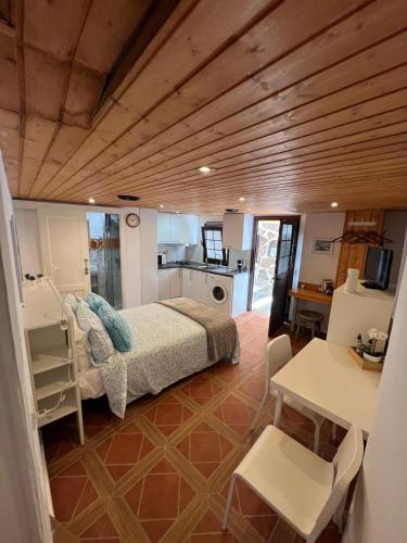 a small bedroom with a bed and a kitchen at El Pequeño Refugio - C in Chío