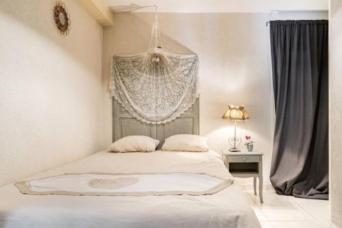 Un dormitorio con dos camas y una ventana. en La Villa Jasmin, en Montauroux