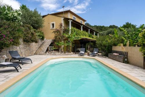 une piscine devant une maison dans l'établissement La Villa Jasmin, à Montauroux