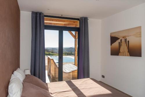 Bazén v ubytování Maison contemporaine piscine avec vue panoramique nebo v jeho okolí