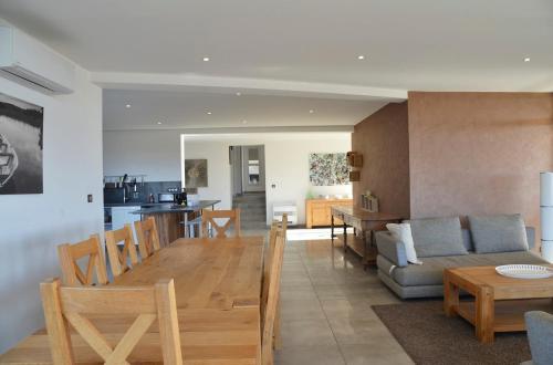 Posezení v ubytování Maison contemporaine piscine avec vue panoramique