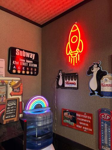 a room with a neon sign on the wall at Ryoso Chatani in Kyoto